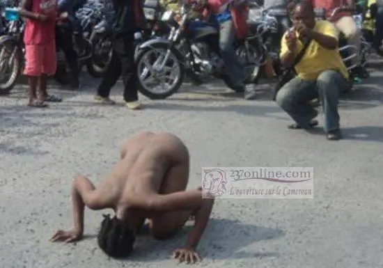 Cameroun – Oyom-Abang: une femme marche nue à Yaoundé VII