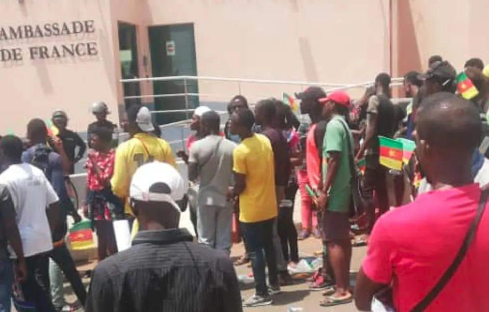 Cameroun : L’ambassade de France pris d’assaut par des manifestants