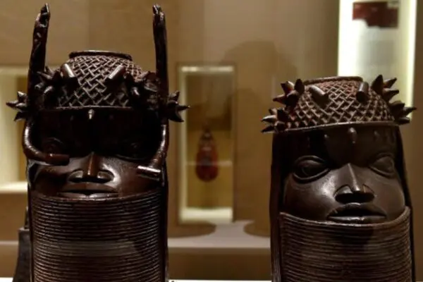 Cérémonie organisée pour la restitution de 26 œuvres des trésors royaux d’Abomey au Bénin