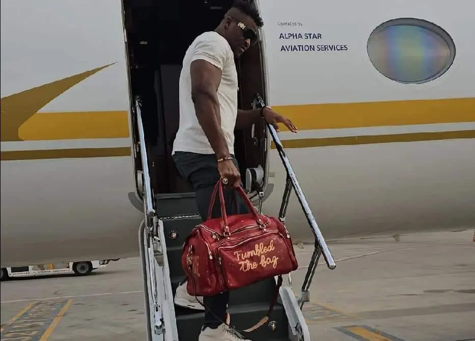 [Vidéo] L’arrivée discrète de Francis Ngannou à l’aéroport de Yaoundé après son combat