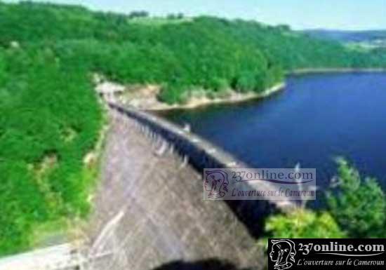 Cameroun – Barrage de Lom Pangar: L’armature principale du barrage sort de terre