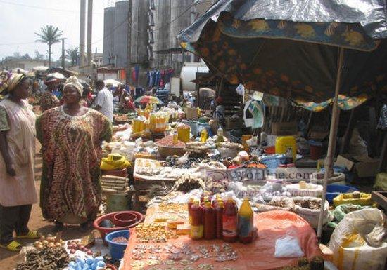 Petit marché à Yaoundé