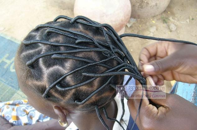 Jeune fille entrain de se faire des tresses