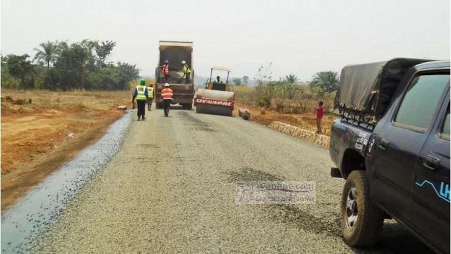 Route en chantier dans le pays profond