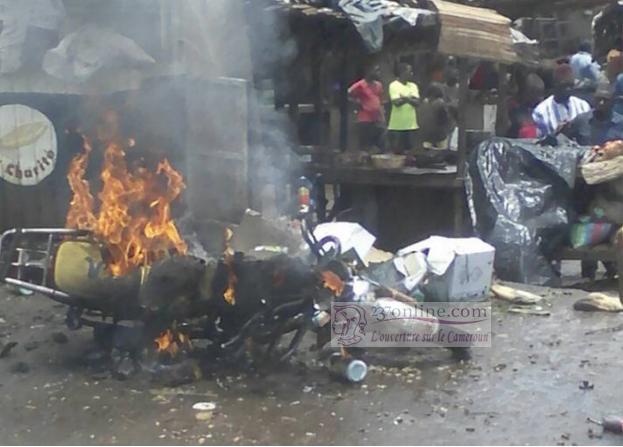 Une moto en feu