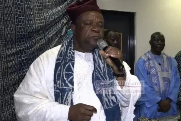 Sa Majesté TCHOUA KEMAJOU, Roi BAZOU:  » C’est moi qui désigne le Fo’o à Bangou « 