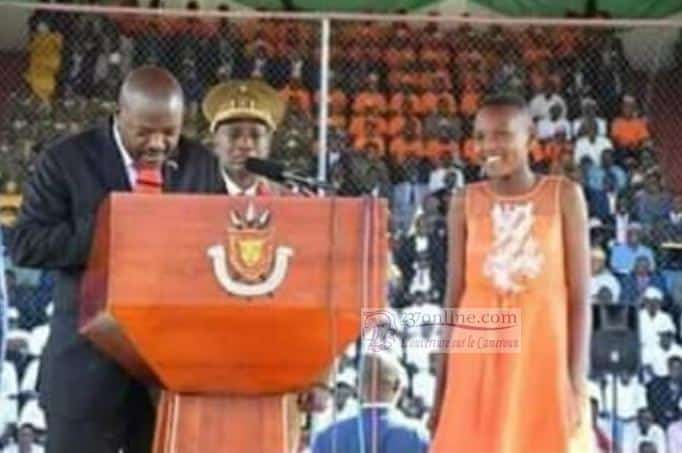 Un Chef d’état africain décore son fils de 5 ans, sa fille de 12 ans et son épouse comme meilleurs travailleurs du pays