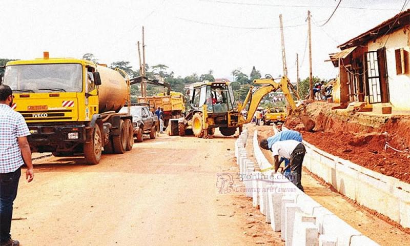 Un chantier de construction d'une route