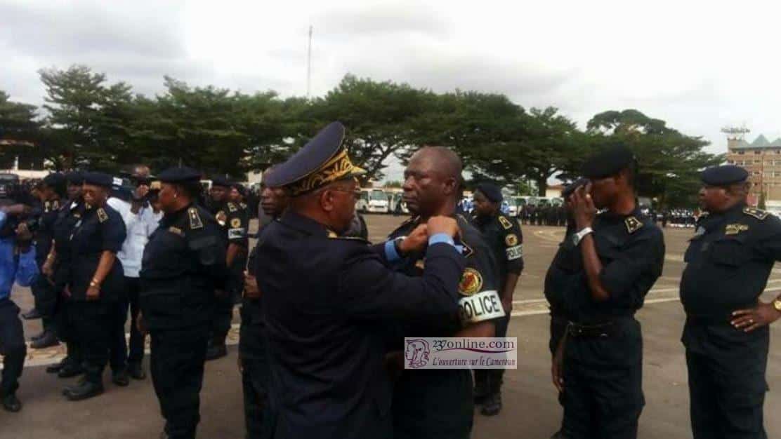 cropped police policiers camerounais