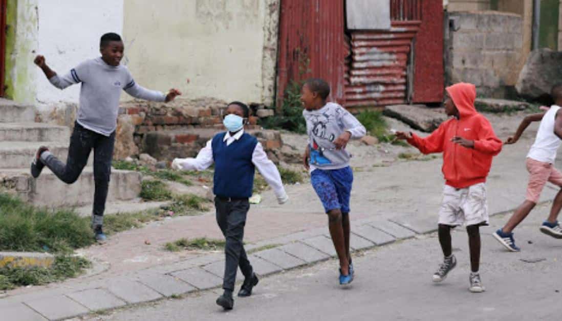 enfants jouant dans la rue