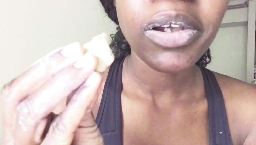 Femmes consomant du kaolin