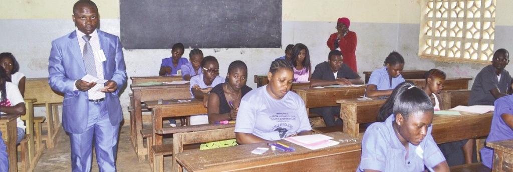 Enseignant dans une salle de classe