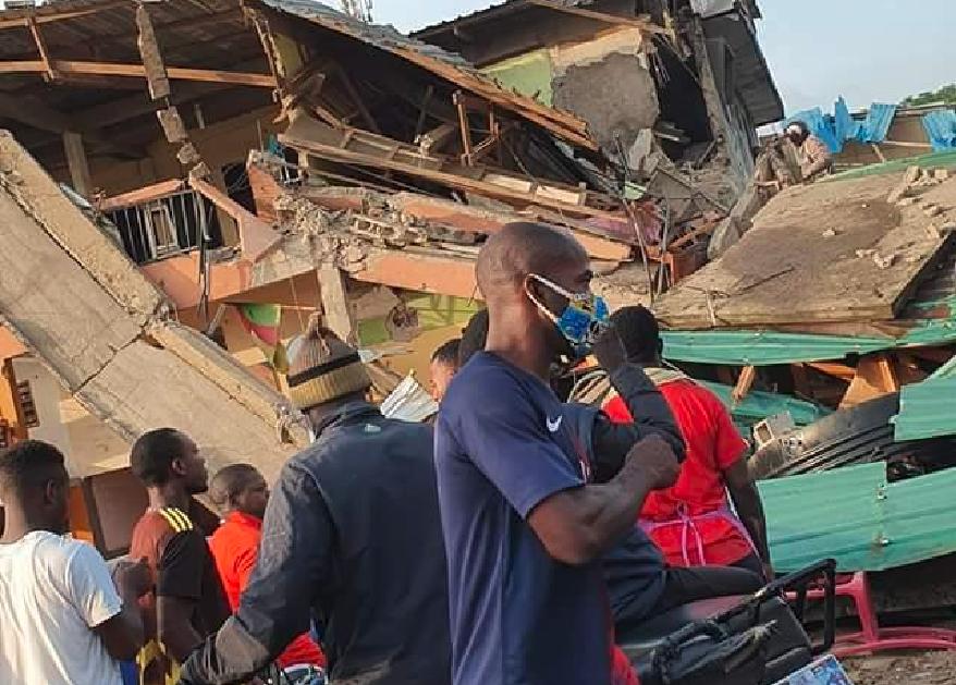 immeuble de 4 niveaux qui s'effondre a Douala