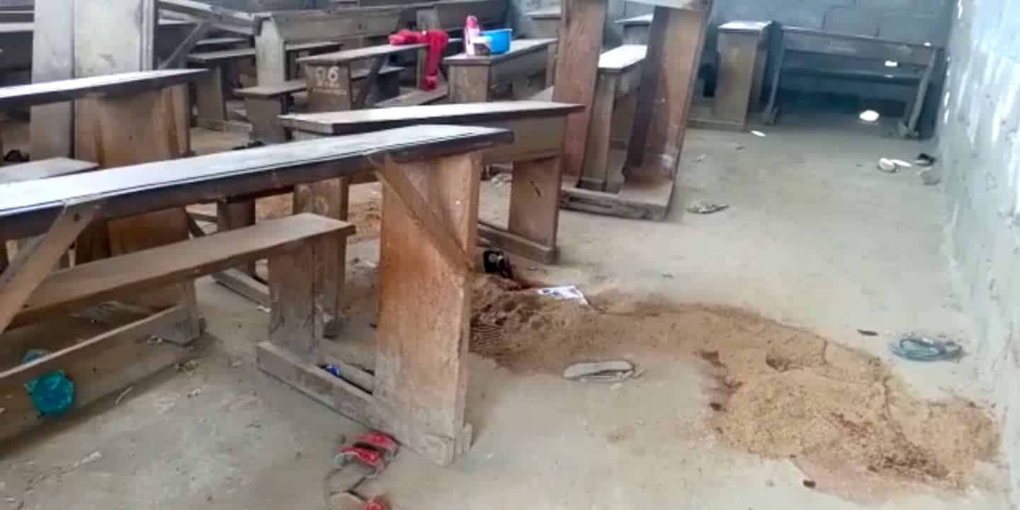 Une salle de classe avec des tables bancs