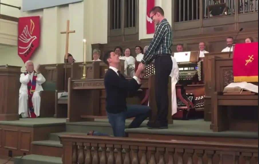 Mariage de deux homosexuels dans une eglise