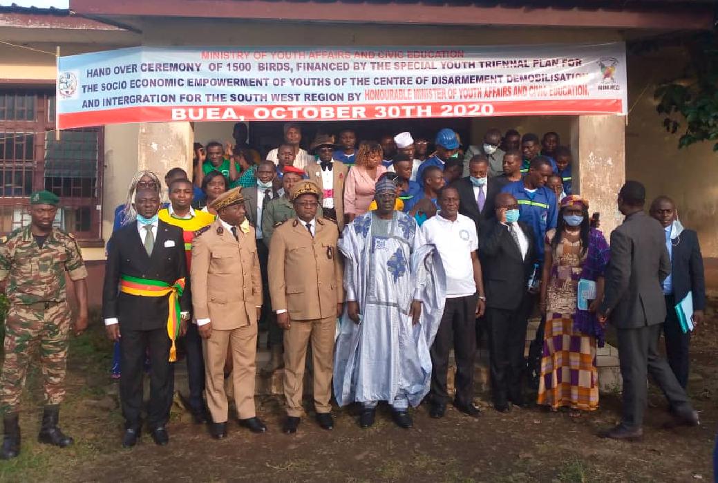 Mounouna Foutsou remet des dons à Buea
