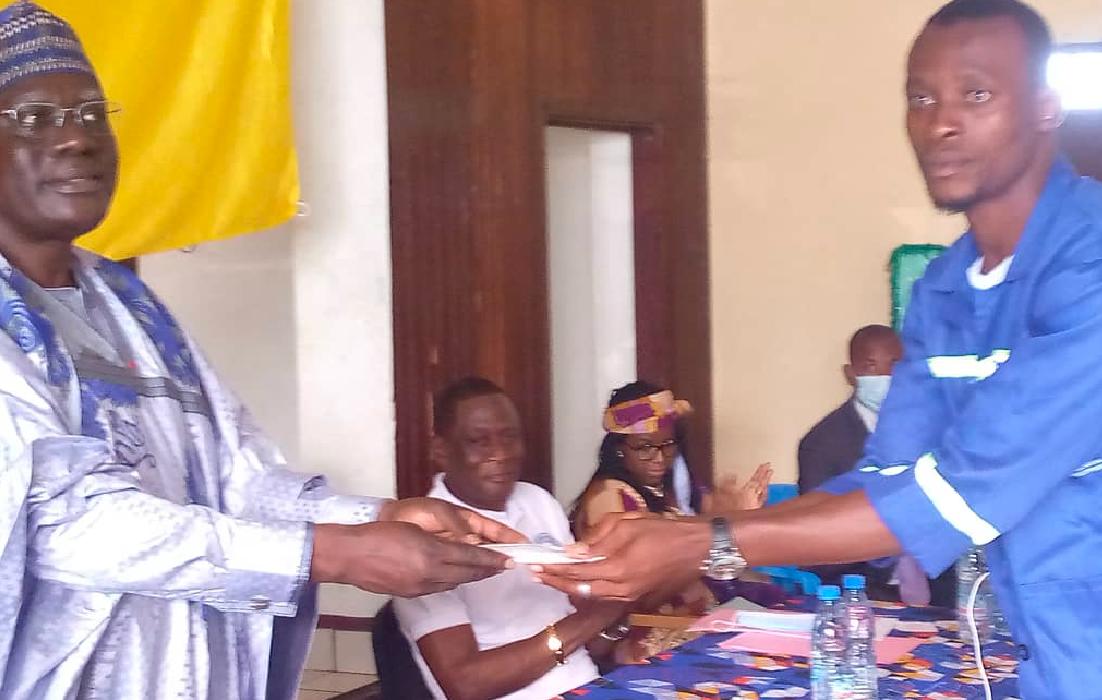Le MINJEC fait un don aux ex-combattants ambazoniens presents au CNDDR
