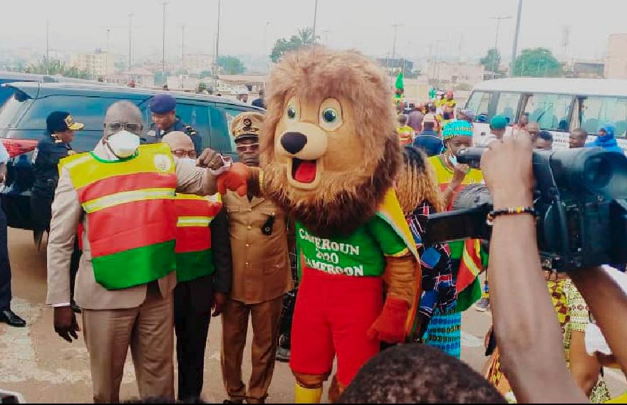 Tara, la mascotte et le MINEJC Mounouna Foutsou