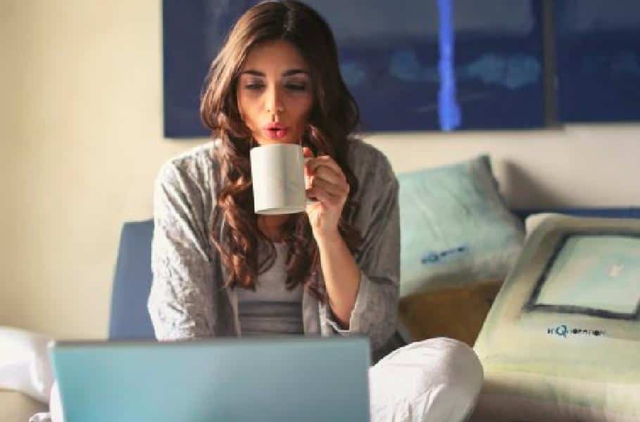 Une femme dans un site de rencontre