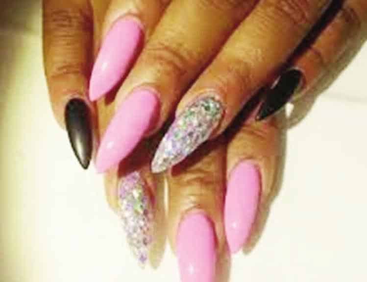 Pose des faux ongles