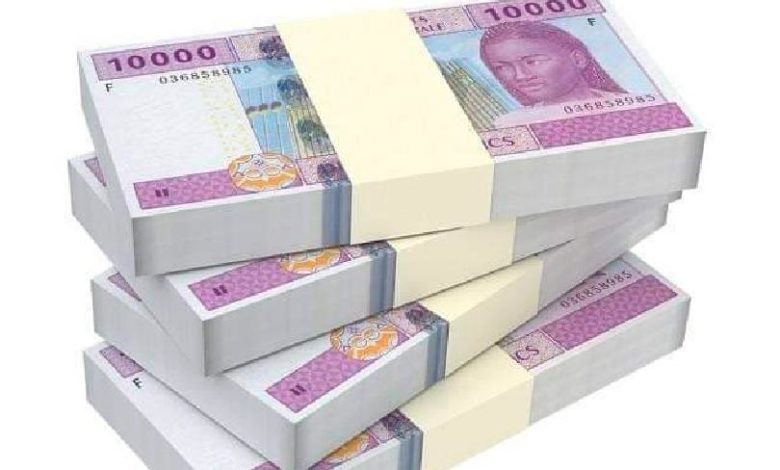 Des liasses de billets de dix milles francs