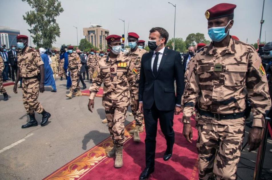 Emmanuel Macron au Tchad pour son coup d'Etat