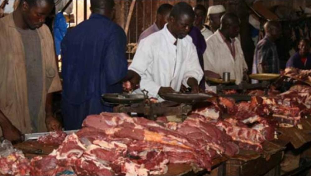 Cameroun – Au marché : La viande de bœuf et la tomate coûtent chers