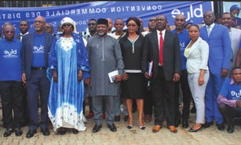 Cameroun : Camtel signe une convention avec 24 distributeurs 1 Camtel convention Blue