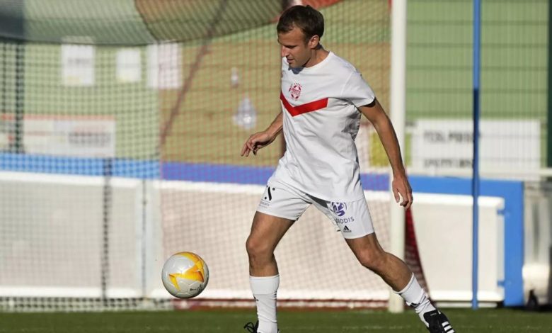 Macron marque un penalty lors d’un match de football caritatif 1 Macron footballeur