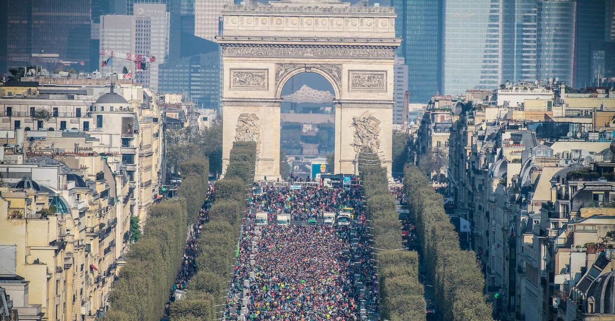 Le marathon de Paris s’est élancé pour la 44ème fois dimanche sur les Champs-Élysées