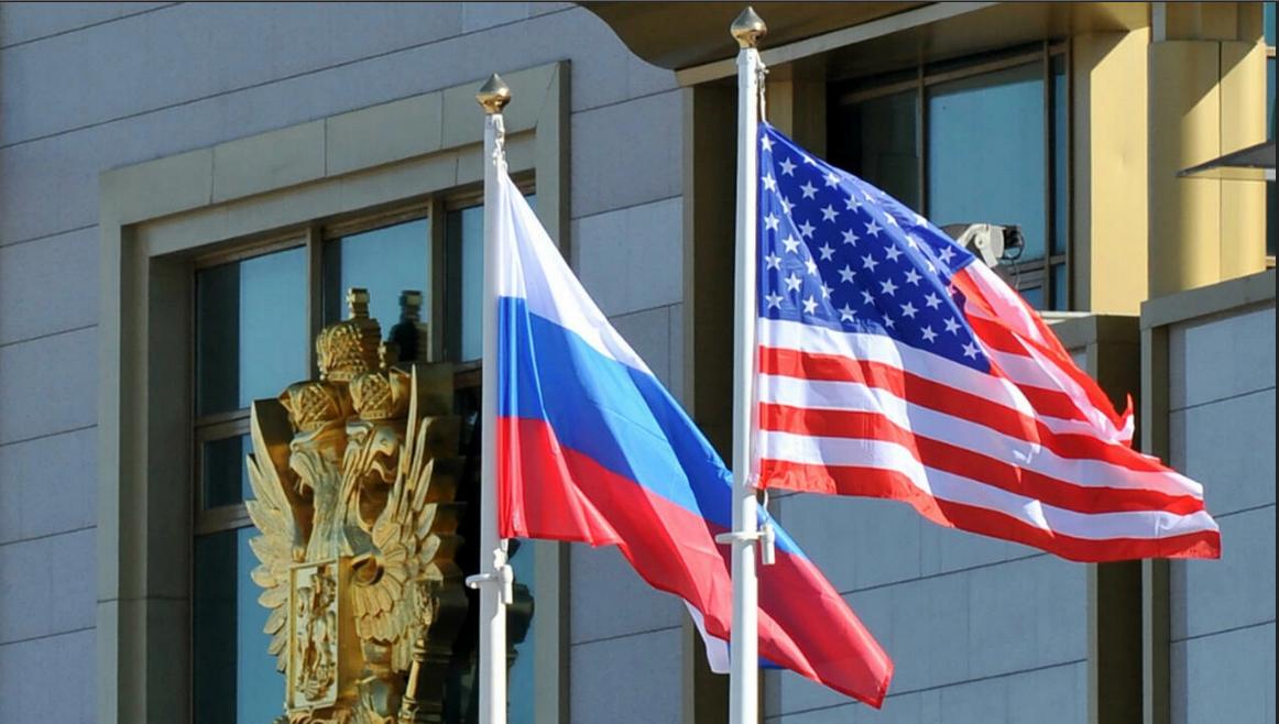 Les drapeaux de la Russie et des USA