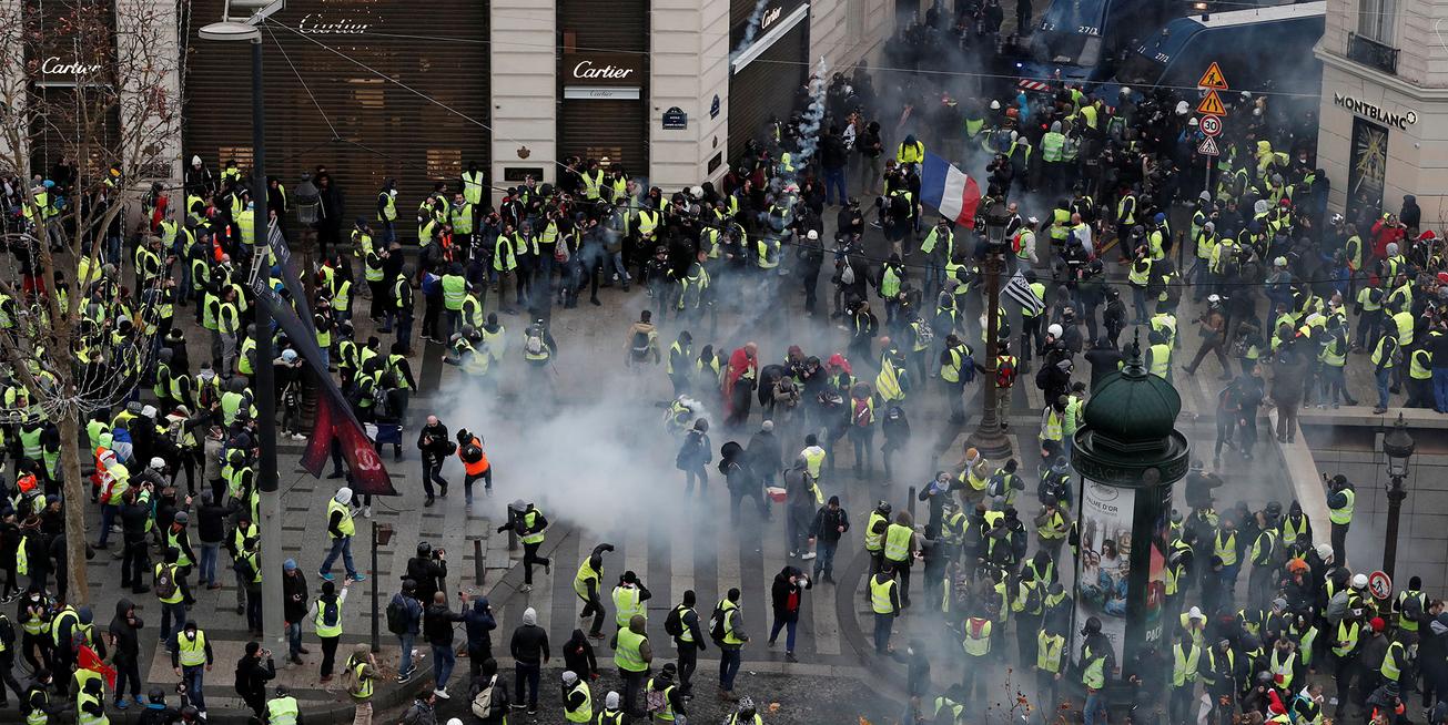 La police utilise des gaz lacrymogènes pour disperser des manifestants à Paris