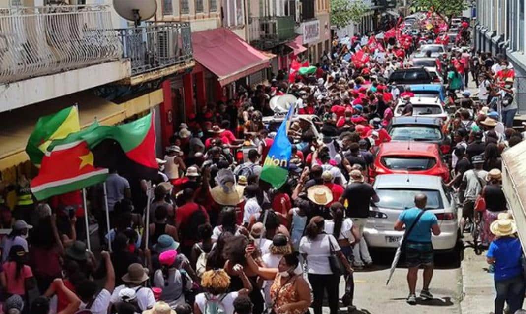 Des manifestants anti-vaccination ont ouvert le feu sur la police en Martinique