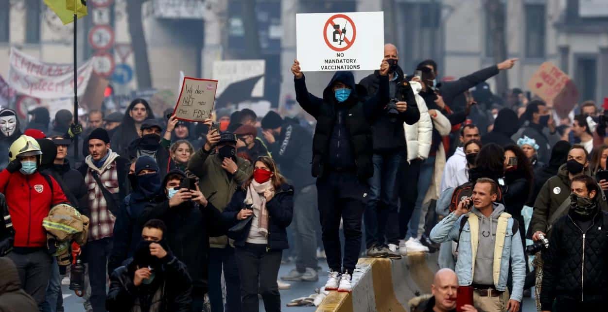 35.000 personnes ont manifesté à Bruxelles contre le durcissement des mesures sanitaires