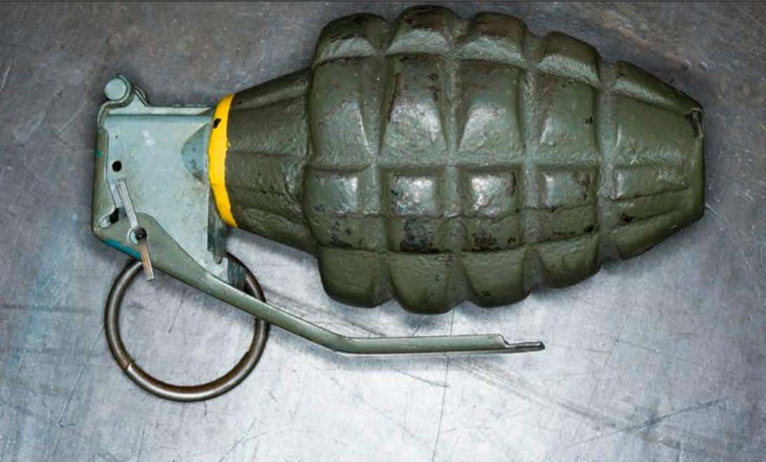 homme avec une "grenade"