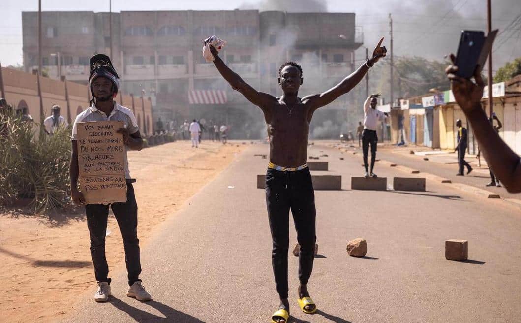 Les manifestants ont mis le feu au siège du parti au pouvoir au Burkina Faso (média)