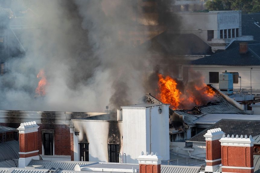 Une personne est interpellé en raison de l’incendie au siège du Parlement sud-africain