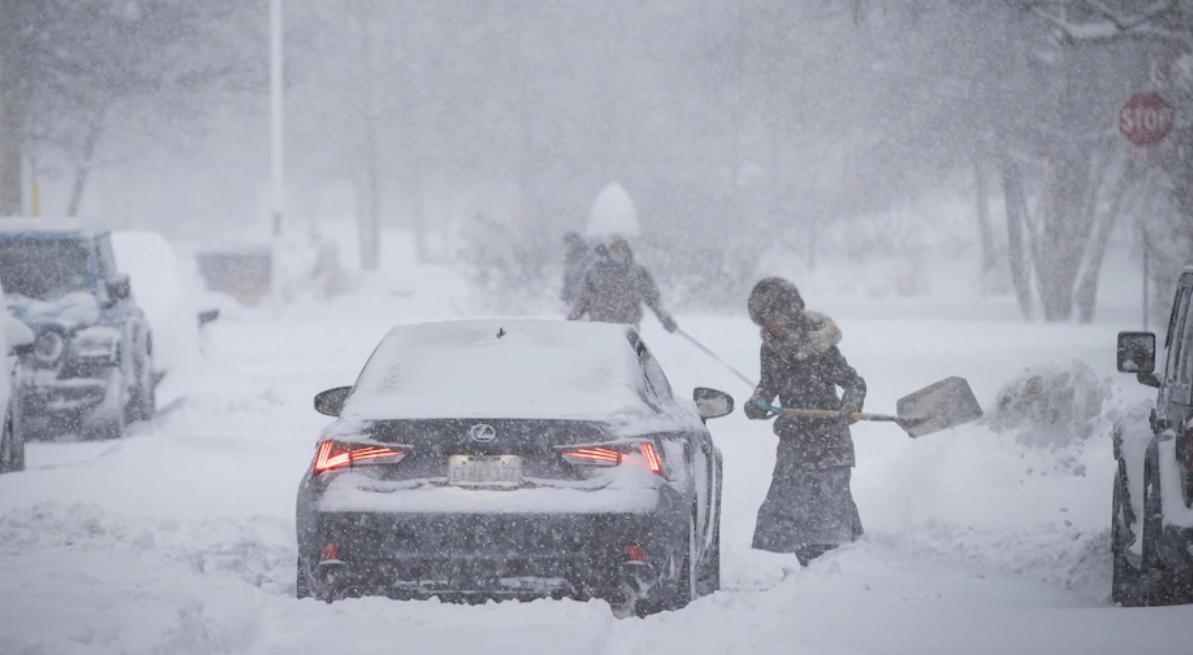 Fermeture d’écoles et annulation de vols dans l’est du Canada suite à la tempête hivernale