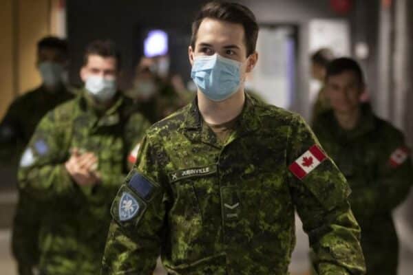 Le Canada relocalise des militaires stationnant en Ukraine vers d’autres pays d’Europe