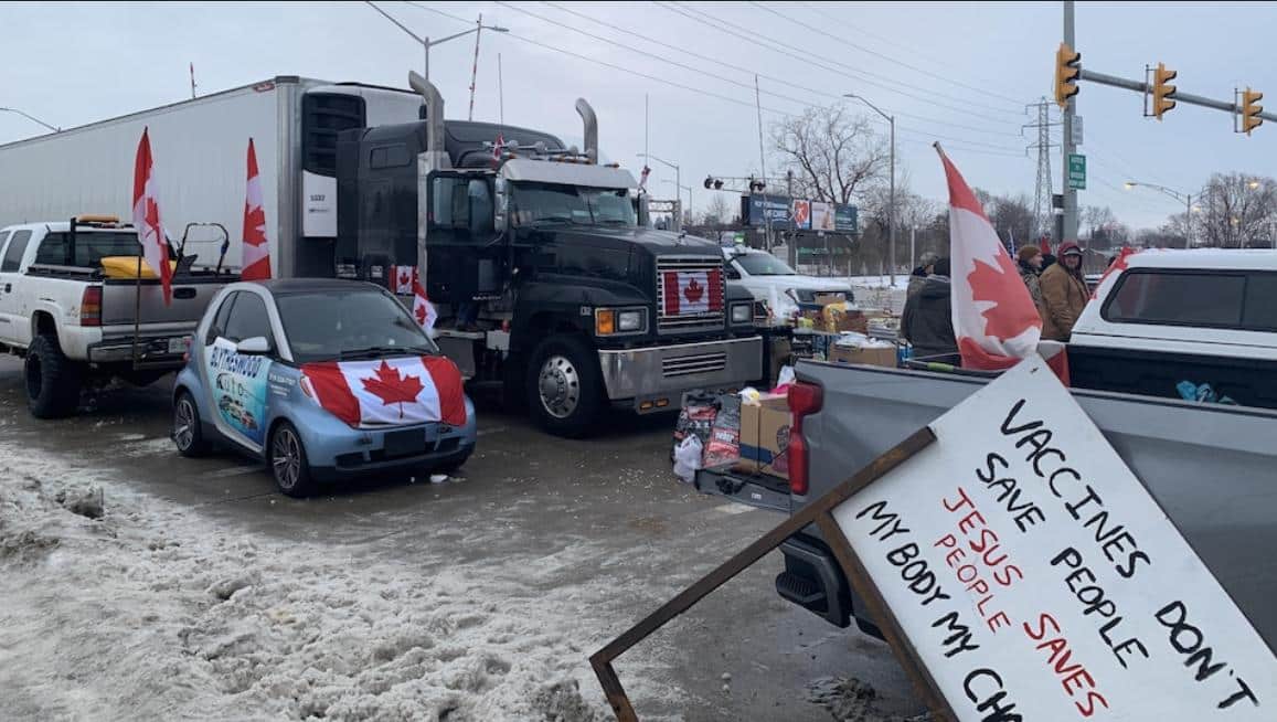 Des manifestants a quitté le pont Canada-États-Unis après l’arrivée de la police