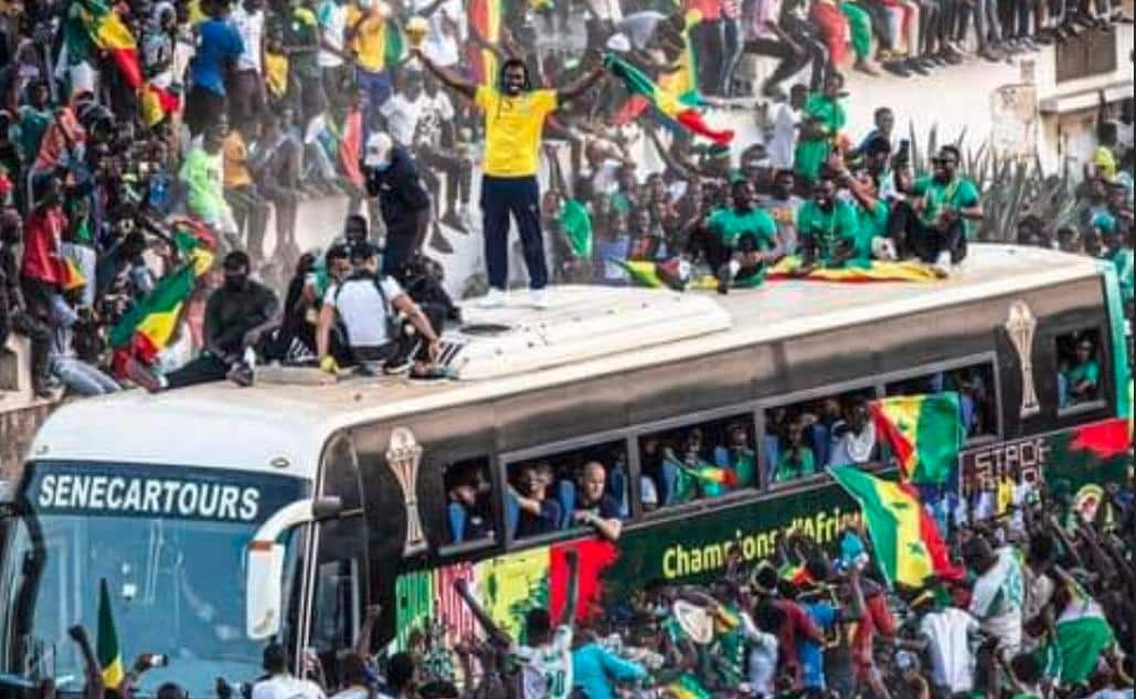 Bain de foule des joueurs senegalais a Dakar