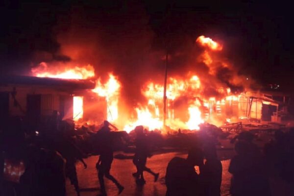 Gare routière Etoudi : Le film d’une nuit sous les flammes