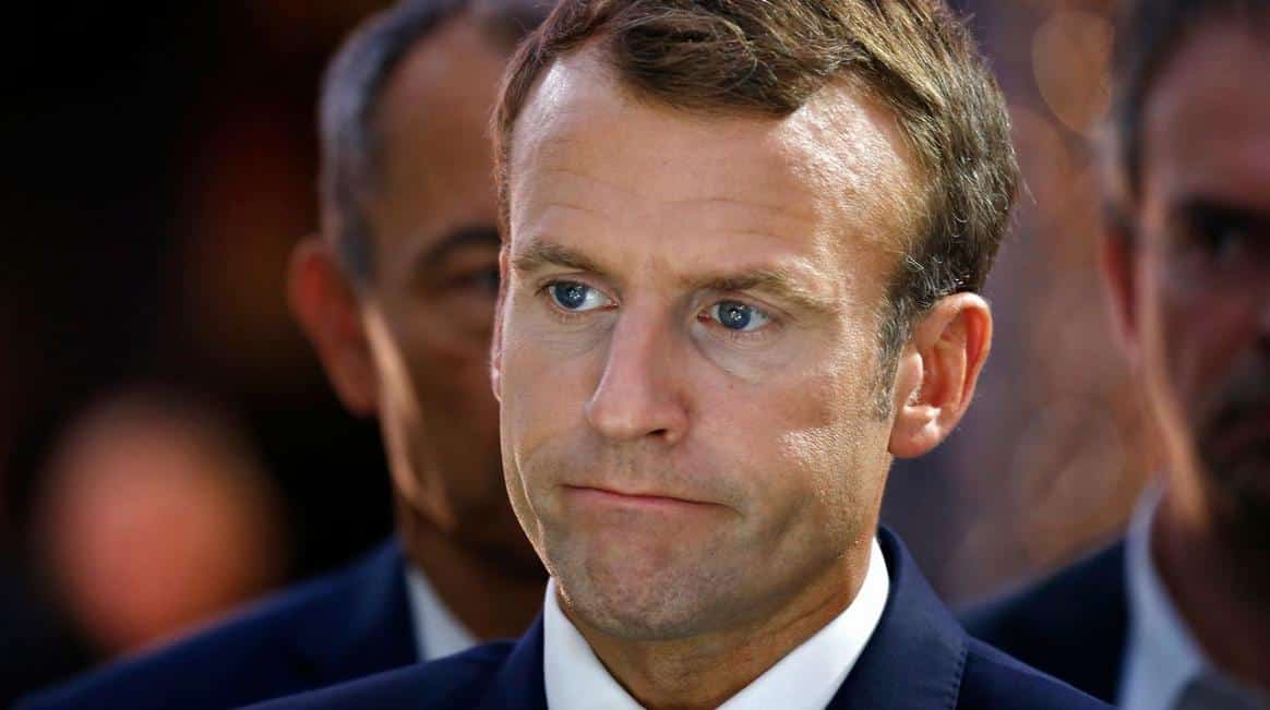 Macron visé par un jet de tomates lors d’une visite de travail au nord de la France