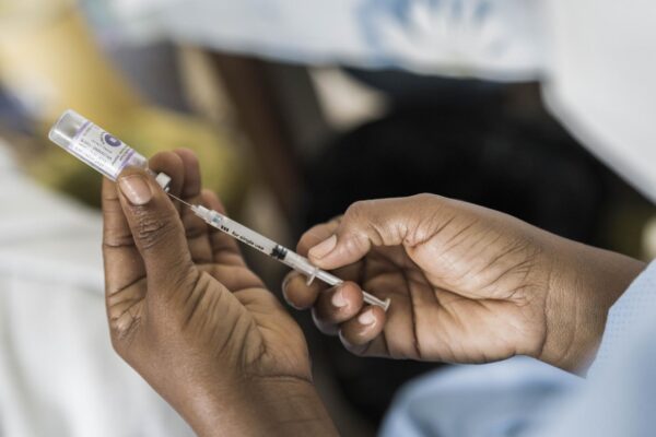 En Afrique, l’adhésion à la vaccination contre la COVID-19 augmente de 15 %