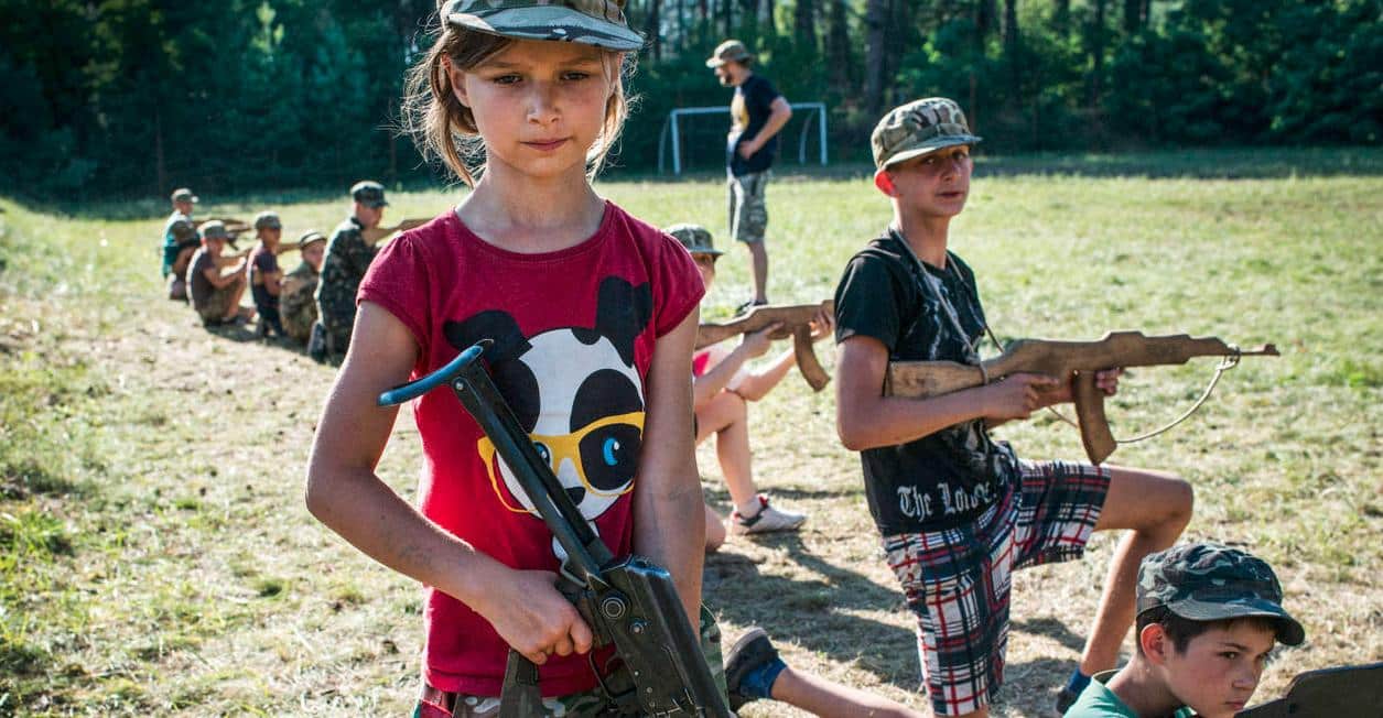 Ukraine: des dizaines de milliers de mitraillettes sont distribués à la population