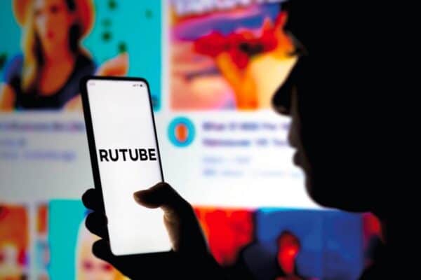 Apple exige de RuTube de masquer le contenu des médias publics russes dans l’app iOS