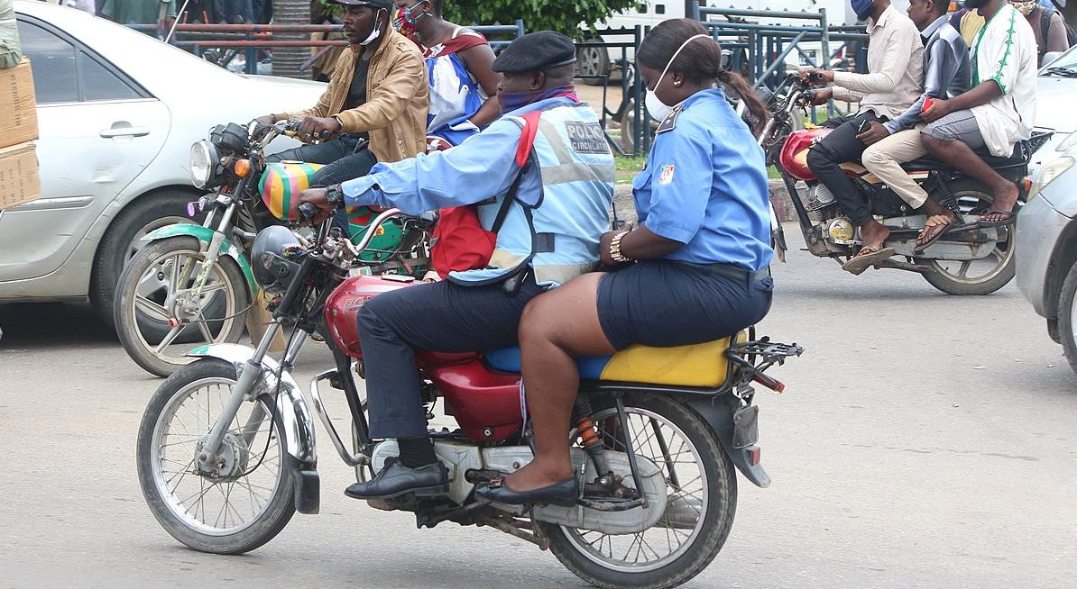 Cameroun : Quand la main sert de clignotant Yaoundé