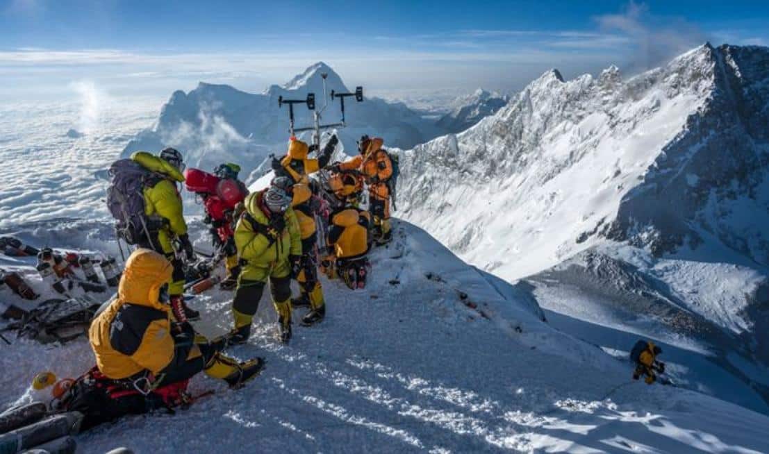 La Chine installe la plus haute station météorologique du monde au sommet de l’Everest.