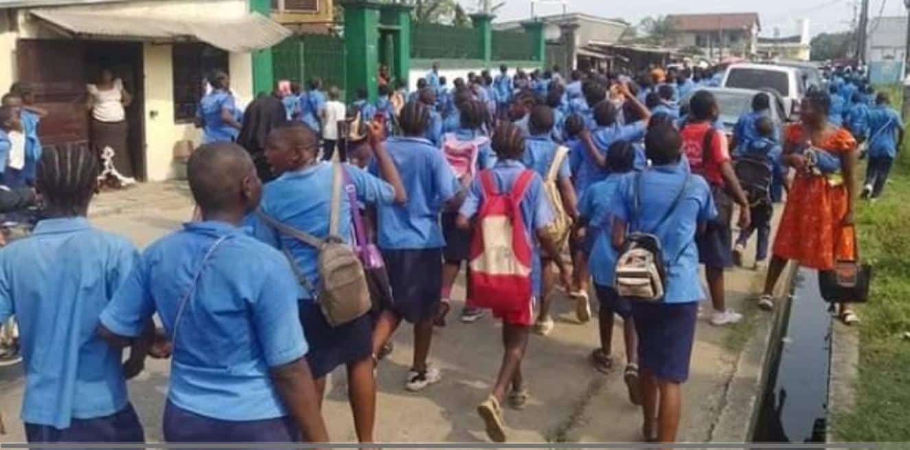 Cameroun : Des élèves séquestrent le proviseur qu’ils accusent d’avoir mangé leur 50 000 fcfa visant à garantir leurs places à Douala