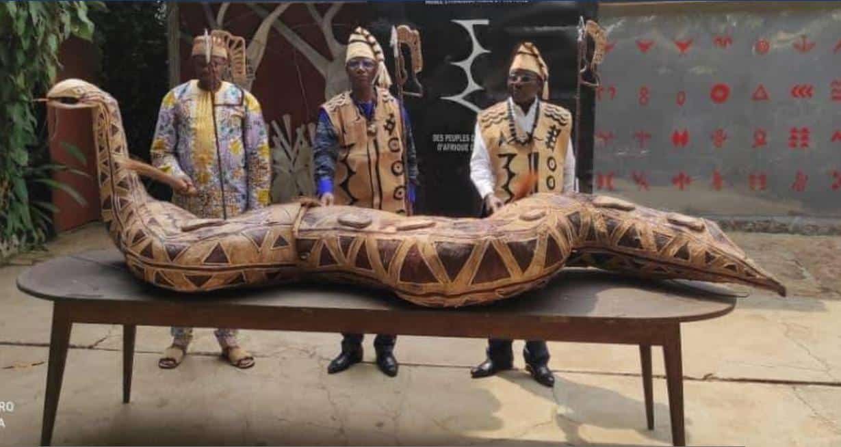 Découvrez la légende fascinante de la traversée de la Sanaga par le peuple Béti sur le dos d’un serpent mystique, Ngan Medza